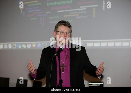 Wroclaw, Pologne. Dec 30, 2019. Jerzy Samiec, l'évêque de l'église de l'Église évangélique de la Confession d'Augsbourg en Pologne, parle à un atelier. Frère Alois, le Prieur de la communauté de Taizé, a annoncé la ville italienne de Turin comme ville hôte des 2020 Pèlerinage de confiance sur la terre lors d'une conférence de presse et la prière du soir. Le 3ème jour de la 2019 Pèlerinage de confiance sur la Terre a vu aussi des prières et des ateliers avec des religieux, ainsi que des thèmes sociaux et culturels pour les participants. (Photo de Michael Debets/Pacific Press) Credit : Pacific Press Agency/Alamy Live News Banque D'Images