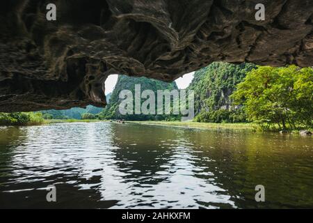 En vertu de la dérive sur les grottes calcaires l'excursion en bateau sur la rivière Ngo Dong, Tam Coc, province de Ninh Binh, Vietnam Banque D'Images