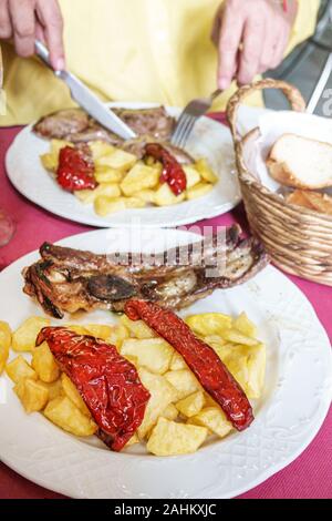 Tarragona Espagne hispanique Catalogne partie Alta, quartier historique, Carrer de la Merceria, Raco d'en Mario, restaurant, intérieur, plaque alimentaire, côtes de bœuf, Banque D'Images