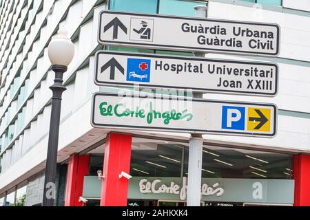 Tarragona Espagne hispanique Catalogne Rambla Président Lluis Companys,panneau de rue directionnel,hôpital,police,parking,flèches,El Corte Ingles,département s Banque D'Images