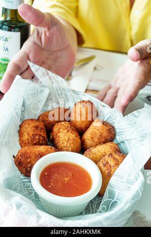 Tarragone Espagne Catalogne hispanique El Corte Inglés, grand magasin, intérieur, restaurant, tapas, croquettes, apéritif, aliments frits, sauce, ES19082607 Banque D'Images