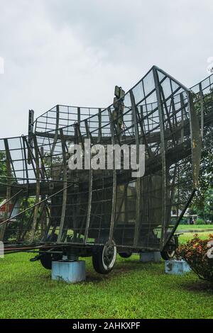 Un radar est utilisé pour détecter les avions ennemis, utilisé pendant la guerre du Vietnam, à l'affiche au Musée de Hanoi Banque D'Images