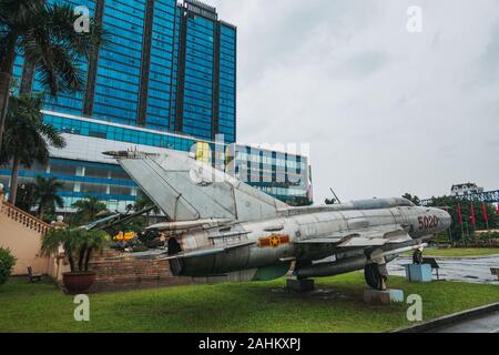 Un MiG-21 Izdeliye 94 interceptor piloté par Lê Thanh Đạo (927th regiment) contre l'US Air Force en 1972, à l'affiche au Musée de l'air de Hanoi, Vietnam Banque D'Images