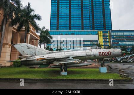 Un MiG-21 Izdeliye 94 interceptor piloté par Lê Thanh Đạo (927th regiment) contre l'US Air Force en 1972, à l'affiche au Musée de l'air de Hanoi, Vietnam Banque D'Images