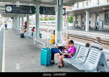 Tarragone Espagne,Hispanic Latin Latino,Catalogne Catalunya,Renfe gare, plate-forme,passagers rider riders, écran d'information s Banque D'Images