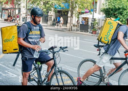 Valencia Espagne hispanique,Avenida marques de Sotelo Avenue,Glovo,start-up service de messagerie à la demande,app style de vie,livraison de vélo,homme,eau potable,HE Banque D'Images