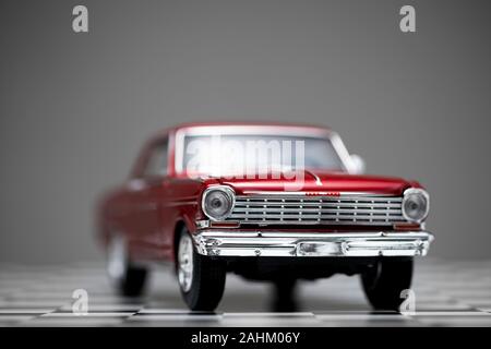 Izmir, Turquie - 27 décembre 2019 - vue avant d'une couleur rouge 1960 Chevrolet Nova modèle jouet voiture. Banque D'Images