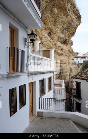 Setenil de Las Bodegas, l'un des Pueblos Blancos en Andalousie, Espagne Banque D'Images