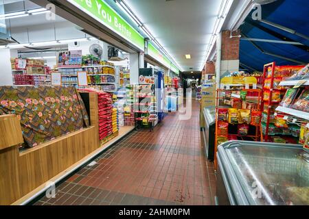 Singapour - CIRCA AVRIL 2019 : Entrée d'un supermarché situé à Singapour Banque D'Images