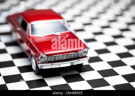 Izmir, Turquie - 27 décembre 2019 : La vue de face d'une couleur rouge 1960 Chevrolet Nova modèle jouet voiture. Banque D'Images