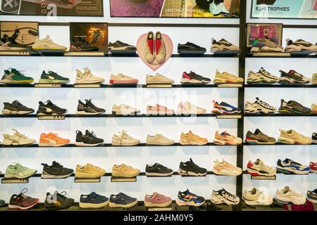Singapour - avril 03, 2019 : chaussures Puma à l'affiche au magasin à un centre commercial à Singapour. Banque D'Images