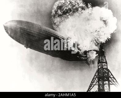 Le Zeppelin LZ 129 Hindenburg prendre feu le 6 mai 1937 à Lakehurst Naval Air Station à New Jersey. Banque D'Images