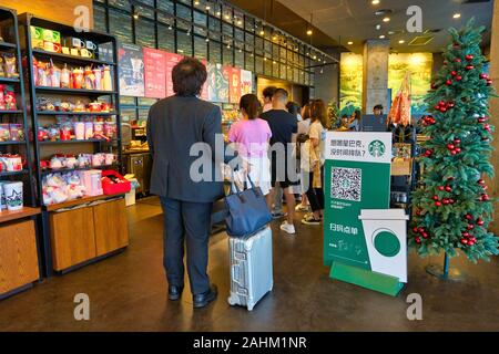 SHENZHEN, CHINE - circa 2019, novembre : interior shot de Starbucks à Wongtee Plaza Shopping Mall à Shenzhen Banque D'Images