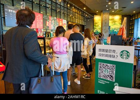 SHENZHEN, CHINE - circa 2019, novembre : interior shot de Starbucks à Wongtee Plaza Shopping Mall à Shenzhen Banque D'Images