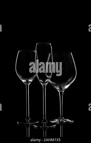Verres à vin avec sélection, Champagne et liqueur verres sur le fond sombre.. Verrerie cristal Fine concept. La verticale Banque D'Images