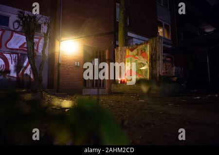 Hambourg, Allemagne. 31 Dec, 2019. Deux bougies funéraires se tenir en face de la chambre de Jan Fedder. L'acteur est décédé à l'âge de 64 ans à Hambourg. Credit : Jonas Walzberg/dpa/Alamy Live News Banque D'Images