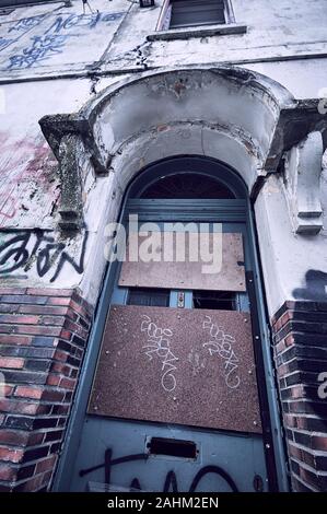 Les bâtiments urbains marqués par le déralict et le graffiti se trouvent dans le centre-ville de Melbourne, en Australie Banque D'Images