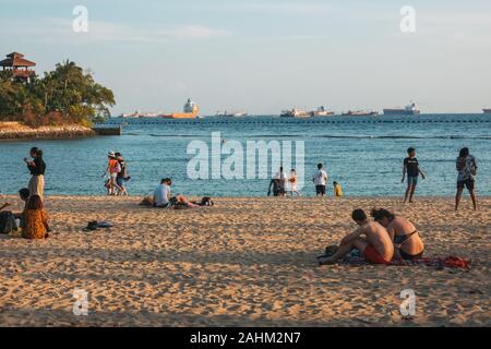 Amateurs de vous détendre le soir à Palawan Beach à l'homme, l'île de Sentosa, Singapour Banque D'Images