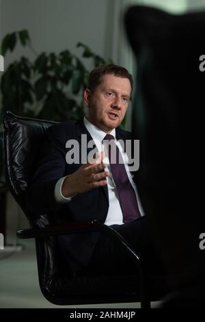 Dresde, Allemagne. Dec 16, 2019. Michael Kretschmer (CDU), premier ministre de Saxe, est assis dans son étude de la chancellerie d'État Saxon au cours d'un entretien avec l'agence de presse allemande. (À l'axony « dpa Ministre Président Michael Kretschmer (CDU) sur la formation d'un gouvernement en Thuringe') Crédit : Robert Michael/dpa/Alamy Live News Banque D'Images