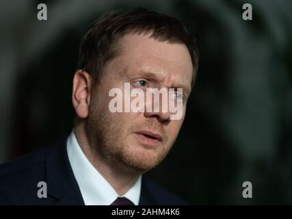 Dresde, Allemagne. Dec 16, 2019. Michael Kretschmer (CDU), premier ministre de Saxe, est assis dans son étude de la chancellerie d'État Saxon au cours d'un entretien avec l'agence de presse allemande. (À l'axony « dpa Ministre Président Michael Kretschmer (CDU) sur la formation d'un gouvernement en Thuringe') Crédit : Robert Michael/dpa/Alamy Live News Banque D'Images