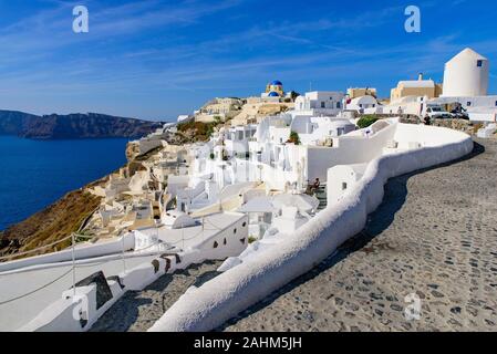 Blanc traditionnel immeubles faisant face à la mer Méditerranée à Oia, Santorin, Grèce Banque D'Images