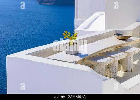 Sièges en plein air face à la mer Egée à Oia, Santorin, Grèce Banque D'Images