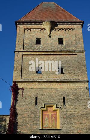 10/20/2019 Vogeltor historique du Moyen Âge, une partie de l'ancien mur de la ville d'Augsbourg en Allemagne, contre un ciel bleu à l'automne Banque D'Images