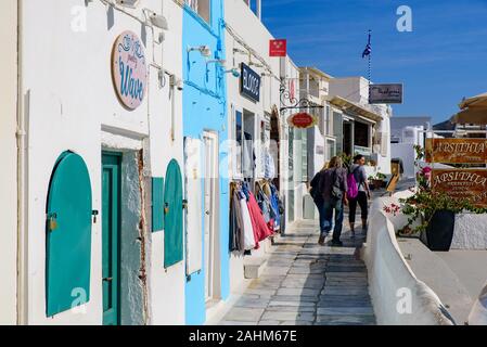 La rue principale avec des boutiques à Oia, Santorin, Grèce Banque D'Images