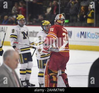 Detroit, Michigan, USA. Dec 30, 2019. Equipes se serrer la main après le match entre le Michigan et à Ferris State Arena Little Caesars, Detroit, Michigan. Le Michigan a gagné le match 4-1. Crédit : Scott Hasse/ZUMA/Alamy Fil Live News Banque D'Images