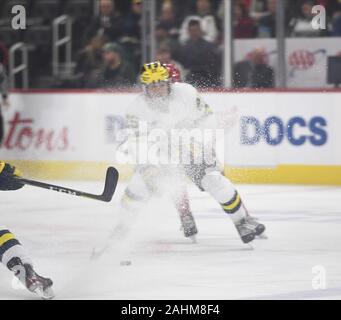 Detroit, Michigan, USA. Dec 30, 2019. L'avant du Michigan LUKE MORGAN # 25 tire la rondelle lors d'un jeu entre le Michigan et à Ferris State Arena Little Caesars, Detroit, Michigan. Le Michigan a gagné le match 4-1. Crédit : Scott Hasse/ZUMA/Alamy Fil Live News Banque D'Images