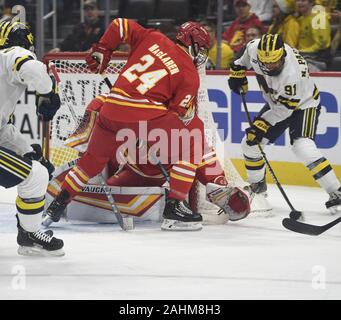 Detroit, Michigan, USA. Dec 30, 2019. L'avant du Michigan NICK PASTUJOV # 91 tire la rondelle lors d'un jeu entre le Michigan et à Ferris State Arena Little Caesars, Detroit, Michigan. Le Michigan a gagné le match 4-1. Crédit : Scott Hasse/ZUMA/Alamy Fil Live News Banque D'Images