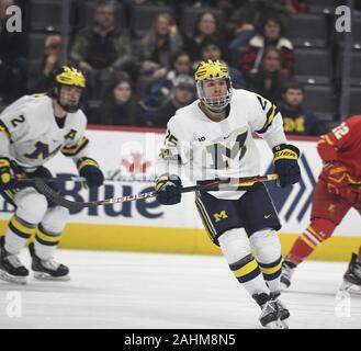 Detroit, Michigan, USA. Dec 30, 2019. L'avant du Michigan LUKE MORGAN # 25 en action au cours d'un jeu entre le Michigan et à Ferris State Arena Little Caesars, Detroit, Michigan. Le Michigan a gagné le match 4-1. Crédit : Scott Hasse/ZUMA/Alamy Fil Live News Banque D'Images