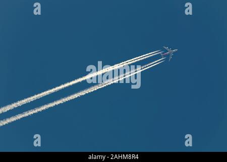 Avion de ligne quittant un contrail Banque D'Images