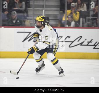 Detroit, Michigan, USA. Dec 30, 2019. Le défenseur du Michigan JACK SUMMERS # 6 s'occupe de la rondelle lors d'un jeu entre le Michigan et à Ferris State Arena Little Caesars, Detroit, Michigan. Le Michigan a gagné le match 4-1. Crédit : Scott Hasse/ZUMA/Alamy Fil Live News Banque D'Images