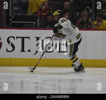 Detroit, Michigan, USA. Dec 30, 2019. Michigan le défenseur KEATON PEHRSON # 20 en action au cours d'un jeu entre le Michigan et à Ferris State Arena Little Caesars, Detroit, Michigan. Le Michigan a gagné le match 4-1. Crédit : Scott Hasse/ZUMA/Alamy Fil Live News Banque D'Images