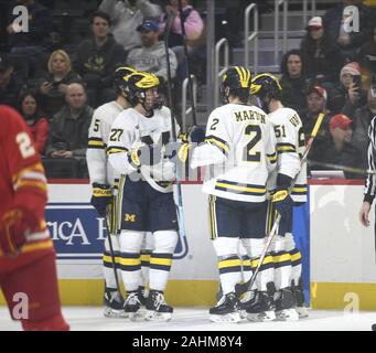 Detroit, Michigan, USA. Dec 30, 2019. Les joueurs du Michigan célébrer un but au cours d'un jeu entre le Michigan et à Ferris State Arena Little Caesars, Detroit, Michigan. Le Michigan a gagné le match 4-1. Crédit : Scott Hasse/ZUMA/Alamy Fil Live News Banque D'Images