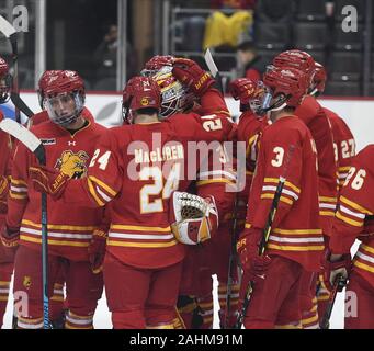 Detroit, Michigan, USA. Dec 30, 2019. Les joueurs Ferris State célébrer un but au cours d'un jeu entre le Michigan et à Ferris State Arena Little Caesars, Detroit, Michigan. Le Michigan a gagné le match 4-1. Crédit : Scott Hasse/ZUMA/Alamy Fil Live News Banque D'Images