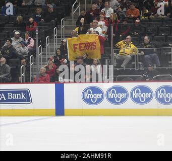 Detroit, Michigan, USA. Dec 30, 2019. Ferris State fans watch l'action au cours d'un jeu entre le Michigan et à Ferris State Arena Little Caesars, Detroit, Michigan. Le Michigan a gagné le match 4-1. Crédit : Scott Hasse/ZUMA/Alamy Fil Live News Banque D'Images