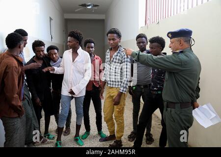25 décembre 2019 : Taiz, Yémen. 27 décembre 2019. Les migrants en provenance de la Corne de l'Afrique sont détenus à la prison centrale de la ville de Taëz Yémen du sud-ouest. Plus de 78 migrants africains, dont la majorité est de l'Ethiopie, sont actuellement détenus dans la prison centrale de Taïz. Les migrants ont été confrontés à des conditions difficiles, y compris la pauvreté et détérioration de la santé dans un pays déchiré par la guerre depuis 2015, et ils ont lancé un appel à la communauté internationale et aux organisations humanitaires d'intervenir afin de les retourner à leur pays. Au cours de la période de cinq années de guerre au Yémen, n'a pas o Banque D'Images