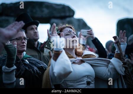 Célébrations du solstice d'hiver à Stonehenge. Des milliers de fêtards y compris les druides modernes et les païens se rassemblent à Stonehenge dans la plaine de Salisbury, Royaume-Uni. Banque D'Images