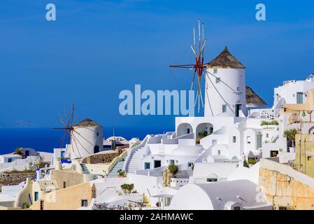 Moulin blanc traditionnel et immeubles faisant face à la mer Méditerranée à Oia, Santorin, Grèce Banque D'Images