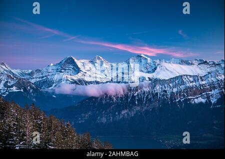 Eiger Mönch et Jungfrau pendant l'heure bleue en hiver Banque D'Images