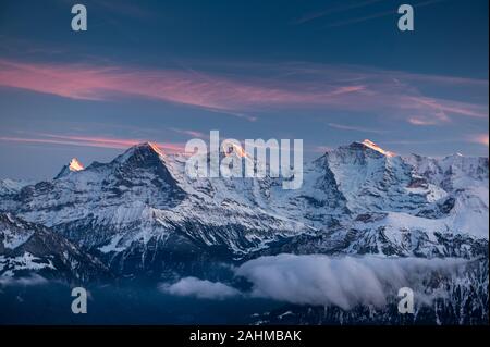 Eiger Mönch et Jungfrau pendant l'heure bleue en hiver Banque D'Images