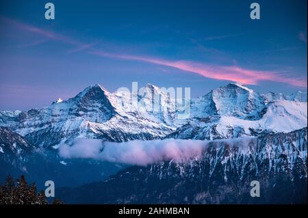 Eiger Mönch et Jungfrau pendant l'heure bleue en hiver Banque D'Images