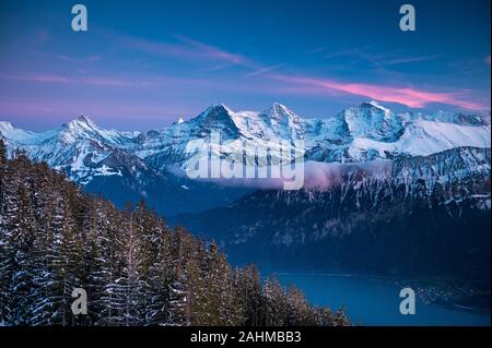 Eiger Mönch et Jungfrau pendant l'heure bleue en hiver Banque D'Images