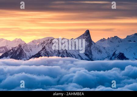 Mer de brouillard à l'avant de monter à un coucher de soleil d'hiver du Stockhorn Banque D'Images