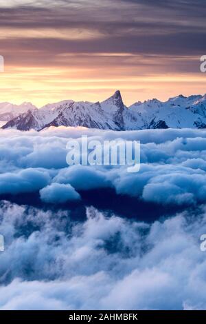 Mer de brouillard à l'avant de monter à un coucher de soleil d'hiver du Stockhorn Banque D'Images