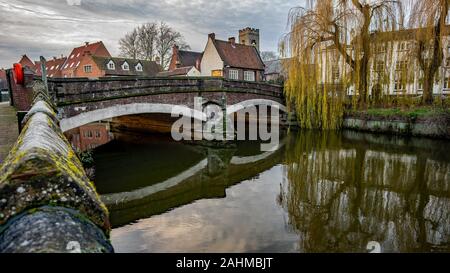 Le passage de la rivière pont historique de l'af sur la rivière Wensum dans la ville de Norwich Banque D'Images