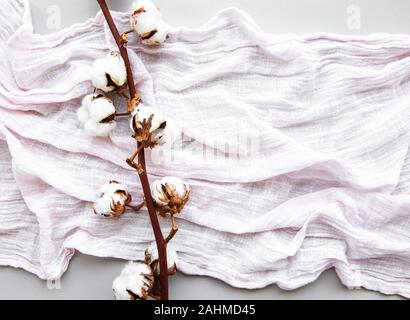 Сotton et fleurs foulard féminin sur un fond blanc. Mise à plat. Banque D'Images