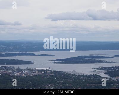 Paysages du fjord près de ville européenne d'Oslo en Norvège dans le district d'Holmenkollen avec ciel nuageux en 2019 Journée d'été froide sur juillet. Banque D'Images